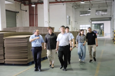 平湖市委常委、副市长张斌光临pp电子纸业全资子公司平湖景包调研残疾人就业工作